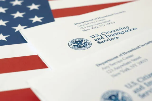  USCIS ofrece una variedad de recursos en línea para ayudar a los solicitantes a entender el proceso de solicitud de un permiso de trabajo. Foto: Acceso Latino   