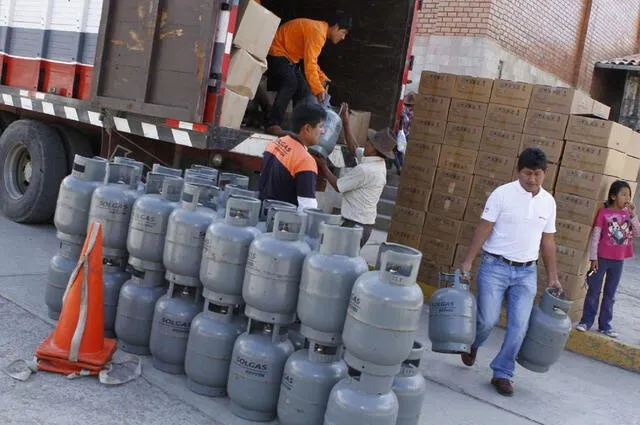  Distribución de balones de gas. Foto: Andina   