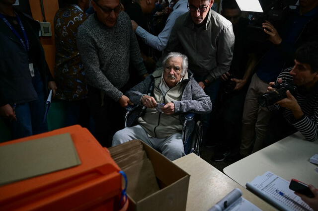 "Pepe" Mujica fue a su centro de votación en silla de ruedas. Foto: AFP   