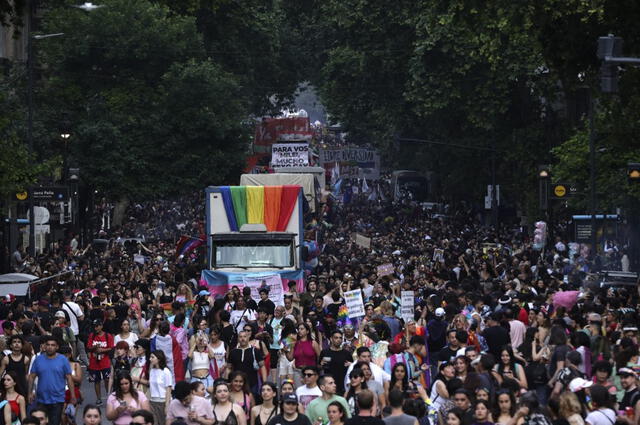 La presencia de comparsas y carrozas aportó un ambiente festivo, pero sin perder el tono de protesta. Foto: AFP.   