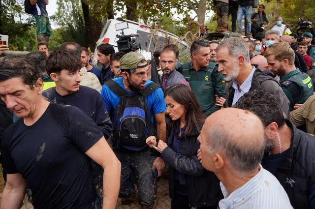 La reina Letizia y el rey Felipe VI de España reaccionan mientras los residentes enojados les abuchean durante su visita a Paiporta, en la región de Valencia. Foto: AFP   