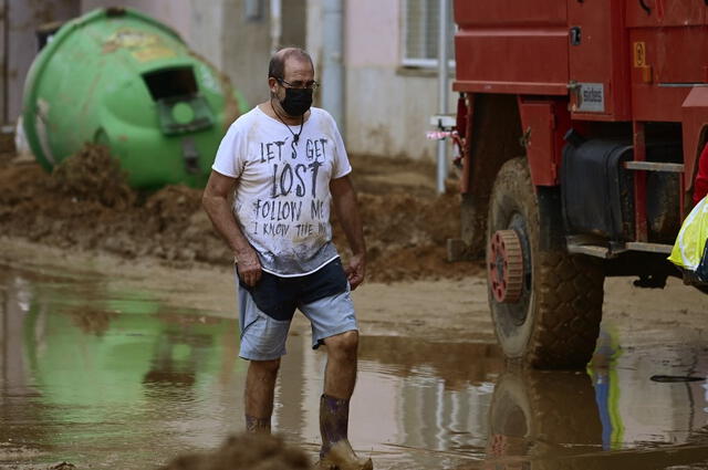 Miles de personas trabajan para retirar el agua y barro que a afecta a cientos de personas en España. Foto: AFP   