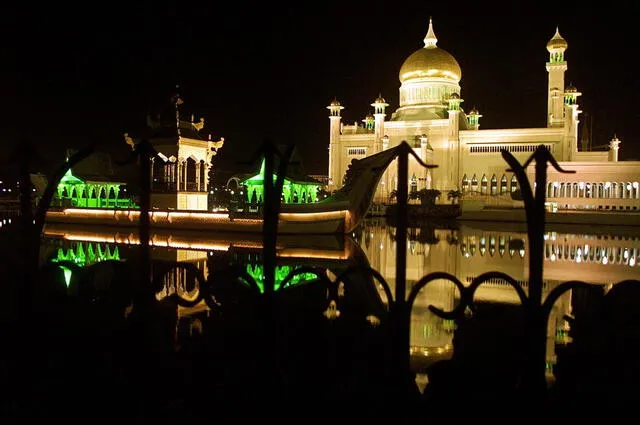 Brunei prohíbe el consumo y venta de alcohol, aunque los no musulmanes pueden importar pequeñas cantidades para consumo personal. Foto: AFP   