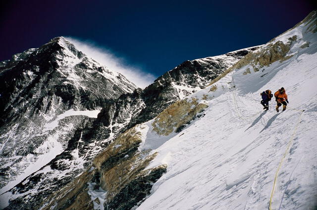  En el Everest, un cadáver se utiliza como señalamiento. El cuerpo de un indio es usado como referencia en la arista sur. Foto: National Geographic.    