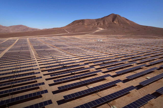  Este megaproyecto, que ocupa 600 hectáreas y cuenta con más de 900.000 paneles solares, contribuye a la reducción de la dependencia de fuentes fósiles y generará aproximadamente 25 millones de dólares . Foto: Energía Estratégica    