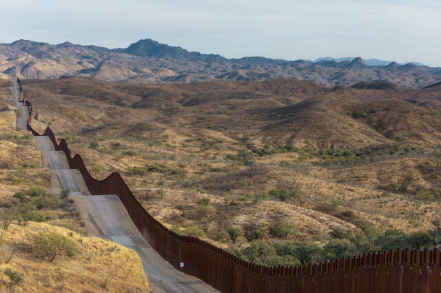  Trump prometió terminar de construir el muro fronterizo entre EE. UU. y México. Foto: AFP<br>    