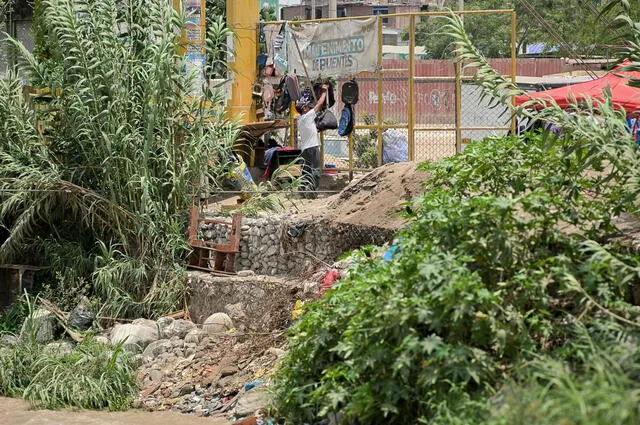 Algunos ciudadanos utilizan las orillas del río Chillón para comercializar su mercadería. Foto: Miguel Vásquez.   