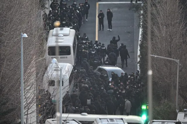 Las autoridades han intentado en varias ocasiones acercarse a Yoon. Foto: AFP.   