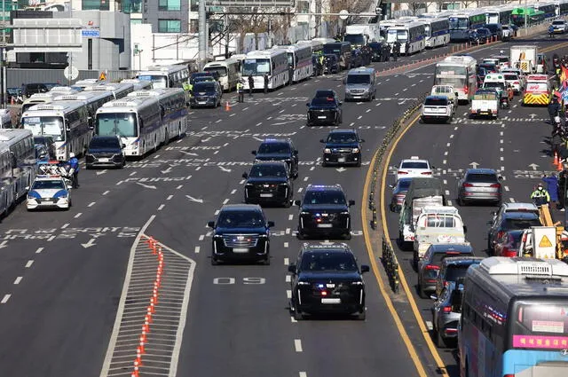 Una caravana en la que se cree que viaja el expresidente surcoreano Yoon Suk Yeol tras ser detenido. Foto: AFP   