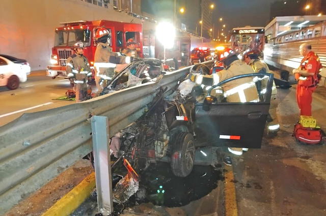 Así quedó el auto tras el accidente en la Vía Expresa del Paseo de la República. Foto: Andina   