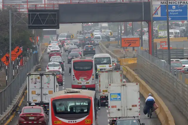 Los puentes provisionales tienen como finalidad aliviar la congestión vehicular en la avenida Faucett. Foto: Andina   