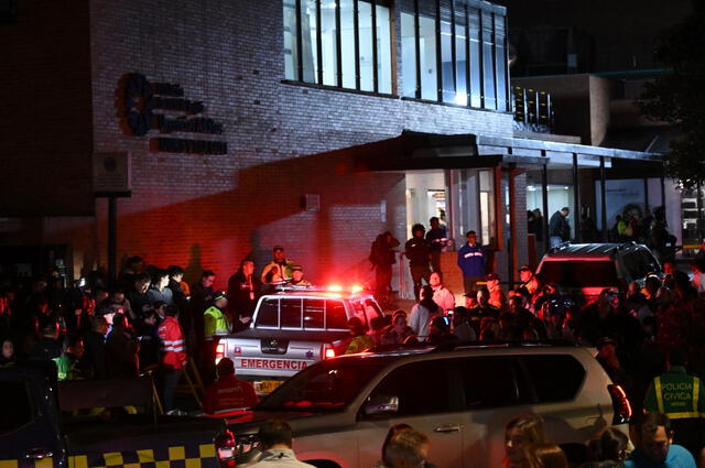 Varias personas esperan frente a la Clínica Fundación Santa Fe, donde el senador Miguel Uribe Turbay recibe tratamiento médico tras ser herido de bala en Bogotá. Foto: AFP   