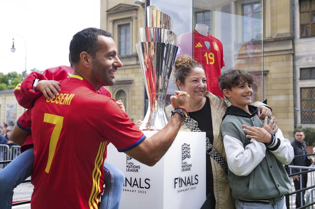 Hinchas de España se hacen presentes al Allianz Arena. Foto: SEFutbol/X Hinchas de España se hacen presentes al Allianz Arena. Foto: SEFutbol/X