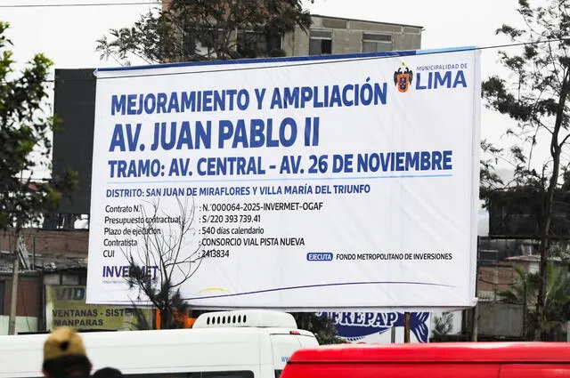 Tras el anuncio de la obra, el alcalde de Lima, Rafael López Aliaga, colocó la primera piedra para la construcción. Foto: MML   