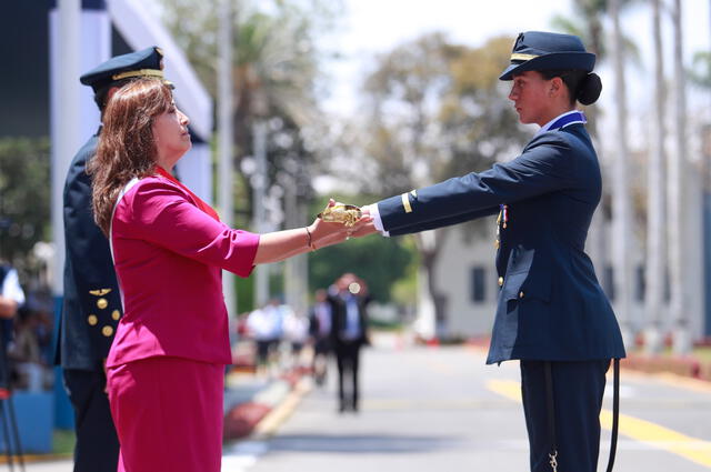  Ashley Vargas recibió la Espada de Oro en 2022, el más alto reconocimiento de la institución. Foto: Presidencia de la República.   