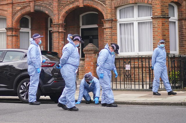 Oficiales forenses en la escena del crimen de Mohamed Mansaray. Fuente: PA Oficiales forenses en la escena del crimen de Mohamed Mansaray. Fuente: PA