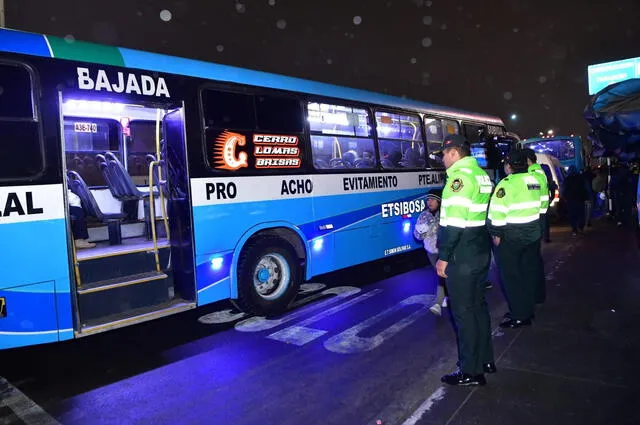 Policía de tránsito asegurando la circulación de los buses. Foto: Difusión Policía de tránsito asegurando la circulación de los buses. Foto: Difusión