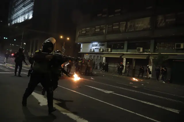 Represión. Policías armados fueron captados disparando contra los ciudadanos en las manifestaciones. En la noche del sábado 20 de septiembre, ciudadanos y periodistas fueron impactados por balas de perdigones. Foto: Sebastián Blanco/URPI-LR Represión. Policías armados fueron captados disparando contra los ciudadanos en las manifestaciones. En la noche del sábado 20 de septiembre, ciudadanos y periodistas fueron impactados por balas de perdigones. Foto: Sebastián Blanco/URPI-LR