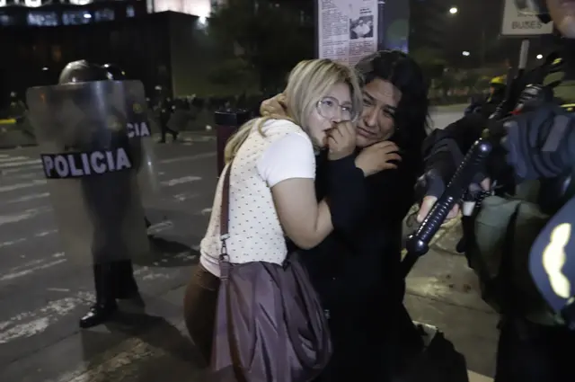 Sienten temor y no seguridad. Ciudadanas se mostraron asustadas al lado de los policías armados que acompañaban las manifestaciones. Foto: Sebastián Blanco/URPI-LR Sienten temor y no seguridad. Ciudadanas se mostraron asustadas al lado de los policías armados que acompañaban las manifestaciones. Foto: Sebastián Blanco/URPI-LR