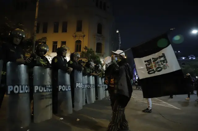 En blanco y negro. La bandera del Perú continuaba flameando, pero esta vez sin sus colores y en manos de una ciudadana en busca de un mejor país. Foto: Sebastián Blanco/URPI-LR En blanco y negro. La bandera del Perú continuaba flameando, pero esta vez sin sus colores y en manos de una ciudadana en busca de un mejor país. Foto: Sebastián Blanco/URPI-LR