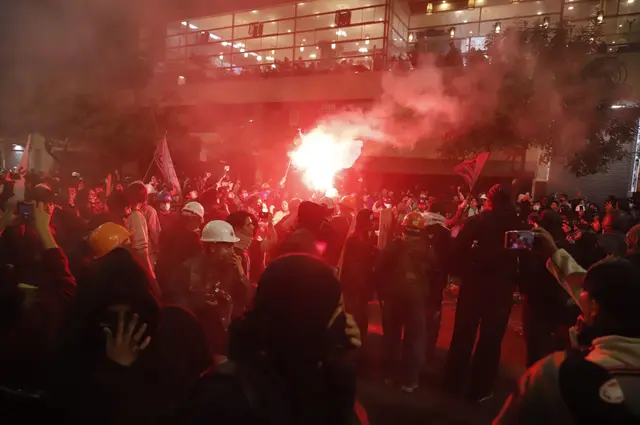 Unión. Así, los jóvenes se distribuyeron por diversas partes para protestar y se organizaron en caso haya represión policial. Y la hubo. Foto: Sebastián Blanco/URPI-LR Unión. Así, los jóvenes se distribuyeron por diversas partes para protestar y se organizaron en caso haya represión policial. Y la hubo. Foto: Sebastián Blanco/URPI-LR