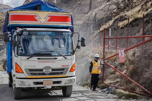 Placas. Camiones contratados por la minera Chinalco se llevaron las pertenencias de las familias, yendo contra orden del juez. Foto: Sebastián Blanco/LR   