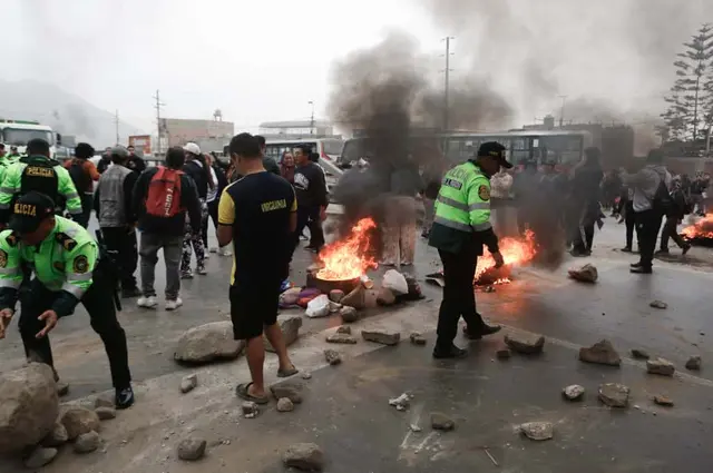 Bloqueos en la avenida Túpac Amaru, a la altura del km 23. Foto: Marco Cotrina   