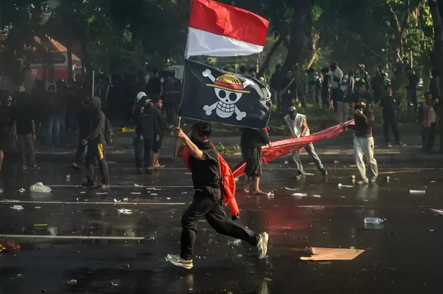  Jóvenes de países de América Latina, Asia y Europa protestan con la misma bandera del manga One Piece. Foto: AFP<br>    