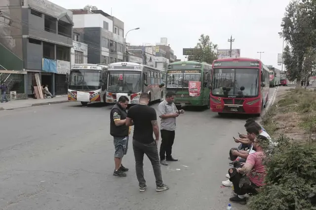 Hasta cuatro líneas de buses bloquearon la Panamericana Norte. Foto: Silvana Quiñonez   