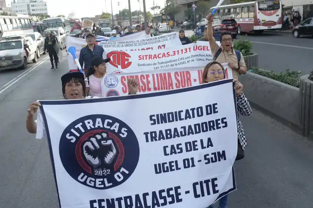 Sindicatos de trabajadores CAS participaron de la protesta para exigir al Congreso la aprobación de la ley de pago de CTS y gratificaciones. Foto: LR Sindicatos de trabajadores CAS participaron de la protesta para exigir al Congreso la aprobación de la ley de pago de CTS y gratificaciones. Foto: LR