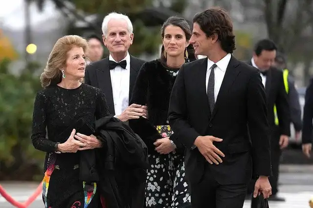 Caroline Kennedy (hija mayor de JFK y Jackie), su hija Tatiana Schlossberg y su hijo Jack Schlossberg. Foto: jackschlossbergupdates/Instagram<br> Caroline Kennedy (hija mayor de JFK y Jackie), su hija Tatiana Schlossberg y su hijo Jack Schlossberg. Foto: jackschlossbergupdates/Instagram<br>