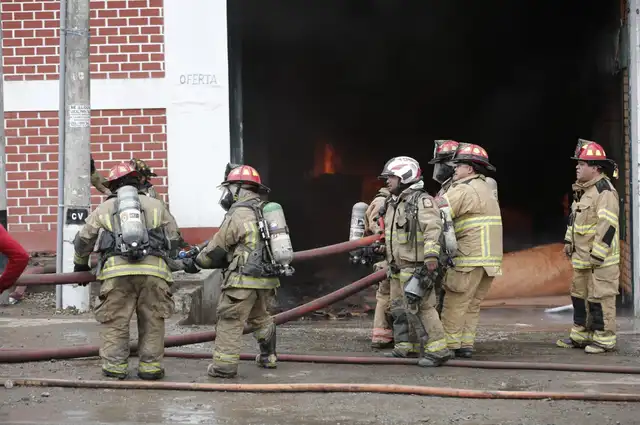 Los afectados. Con cilindros de aire más pesados, los bomberos tendrán dificultades para operan en una emergencia. Los afectados. Con cilindros de aire más pesados, los bomberos tendrán dificultades para operan en una emergencia.
