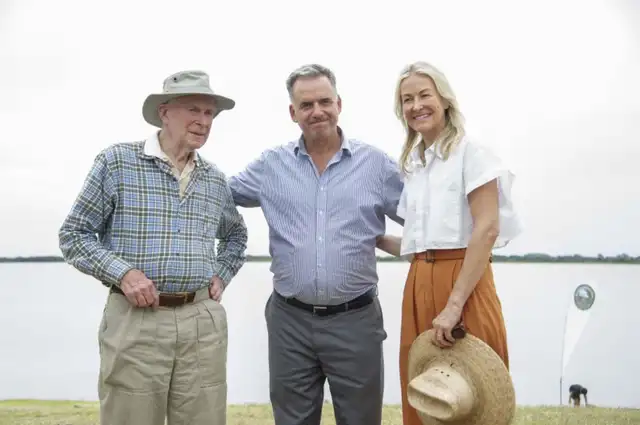  El multimillonario estadounidense Gilbert Butler realizó la donación de islas en una ceremonia oficial encabezada por el presidente Yamandú Orsi. Foto: Presidencia de Uruguay<br>    