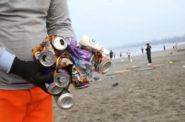 Latas de alumnio y plástico son los elementos que más encuentran los recolectores de basura. Foto: Carlos Félix   
