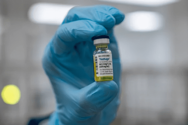 A nurse displays a dose of Yeztugo, the recently approved twice-yearly HIV vaccine considered a major breakthrough in the fight against HIV. Photo: Gilead Sciences A nurse displays a dose of Yeztugo, the recently approved twice-yearly HIV vaccine considered a major breakthrough in the fight against HIV. Photo: Gilead Sciences