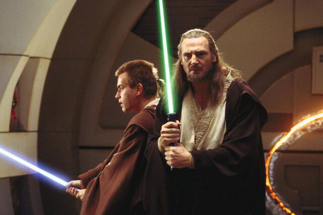 Liam Neeson junto a Ewan McGregor en Star Wars Episodio 1. Foto: Disney