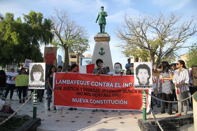 Jóvenes toman calles de Chiclayo y protestan por indulto a Fujimori
