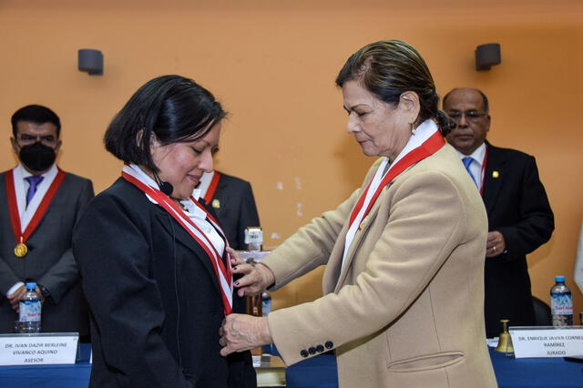 Karin Quijada Lovatón fue felicitada por la rectora de la Universidad Nacional Mayor de San Marcos. Foto: Andina