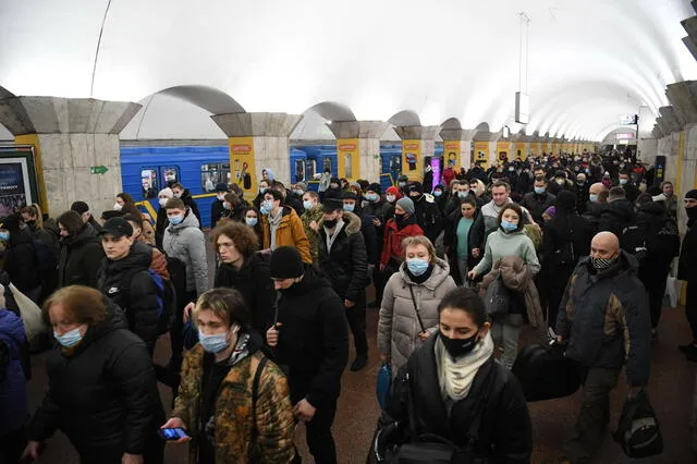 Ciudadanos de Ucrania con maletas que al parecer buscan salir del país. Foto Afp