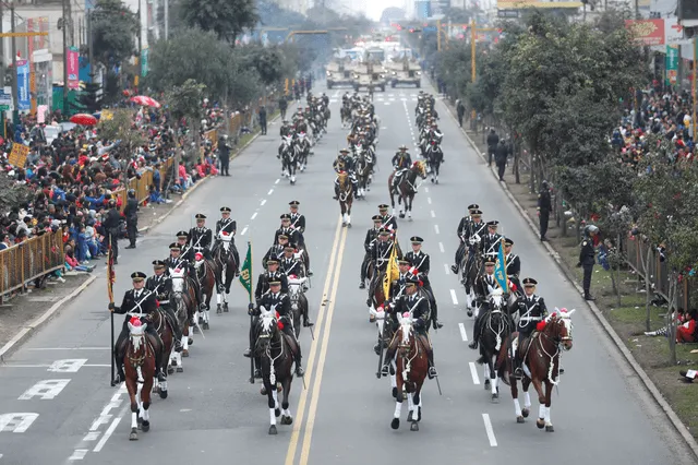 En los últimos dos años se incluyó el desfile de danzas típicas al inicio de la Gran Parada Militar, seguido del despliegue de las Fuerzas Armadas y Policiales del país. Foto: Sepres.