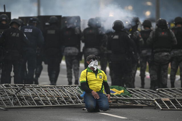 Los bolsonaristas han tomado la camiseta de la sección brasileña desde el inicio de sus protestas. Foto: EFE/ Andre Borges