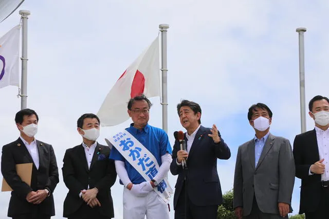 ¿Quién fue Shinzo Abe, el exprimer ministro de Japón que fue baleado mientras daba un discurso?