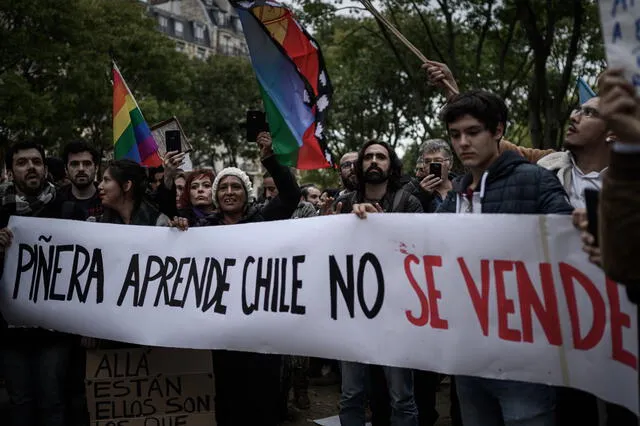 Chilenos residentes en París exigen renuncia de Piñera (Fuente: AFP)