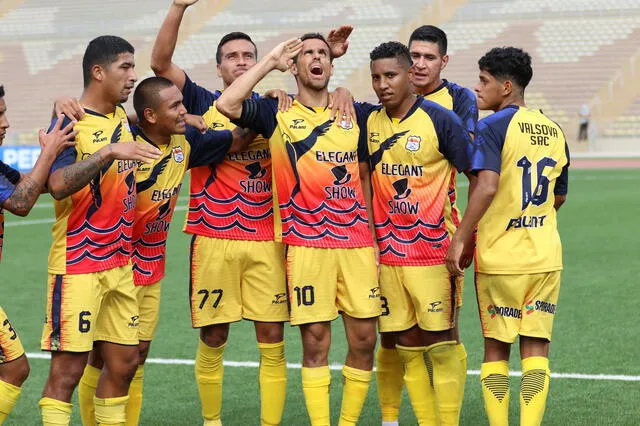 Carlos Orejuela y su emotiva celebración tras marcar el primer gol de Sport Chavelines ante Alianza Atlético