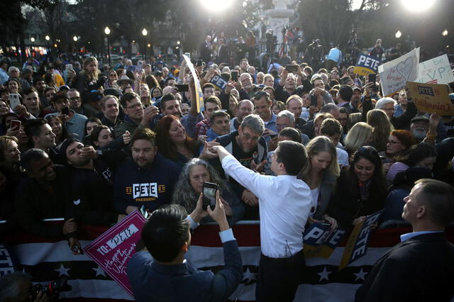 El candidato presidencial demócrata exalcalde de South Bend, Indiana, Pete Buttigieg, saluda a los asistentes durante un evento de campaña el 14 de febrero de 2020 en Sacramento, California.