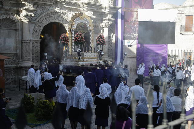 Presentación de la sagrada imagen se realizó durante minutos y retornó a templo. Foto: Rodrigo Talavera