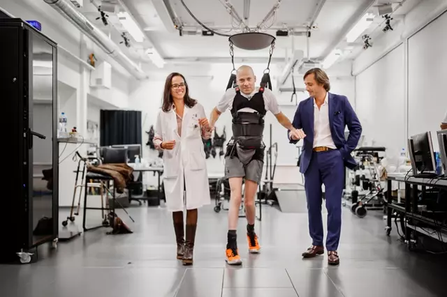 Sebastian Tobbler, un adulto parapléjico, consigue caminar con ayuda de los neurocientíficos Grégoire Courtine (derecha) y Jocelyne Bloch (izquierda). Foto: Keystone / Valentin Flauraud