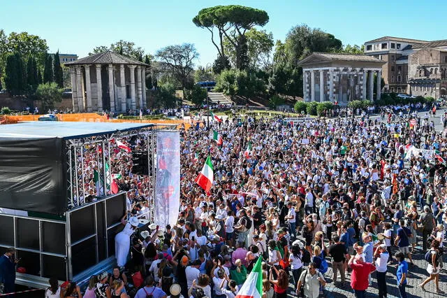 Roma registra protesta contra el uso de mascarillas y vacuna para la COVID-19