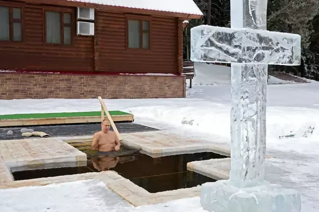 Putin sumergido en agua helada a una temperatura de -20ºC, cumpliendo una tradición ortodoxa para celebrar la Epifanía y el bautismo de Cristo. Foto: EFE