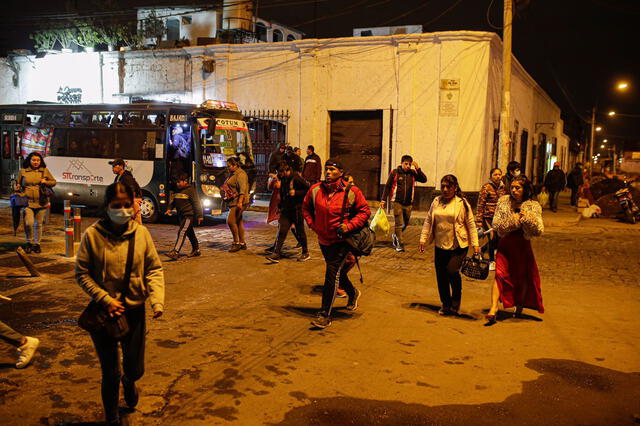 Arequipa. Decenas de personas llegaron hasta el Puente Grau y los principales paraderos del Cercado y la periferia. Foto: Rodrigo Talavera/La República